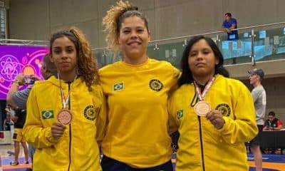 Avril de Souza e Vitória Vieira posam para foto com as medalhas do Pan-Americano Sub-17 de wrestling
