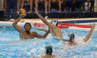 Jogador do Brasil com a bola durante jogo contra o Peru no Mundial sub-20 de polo aquático, Alemanha