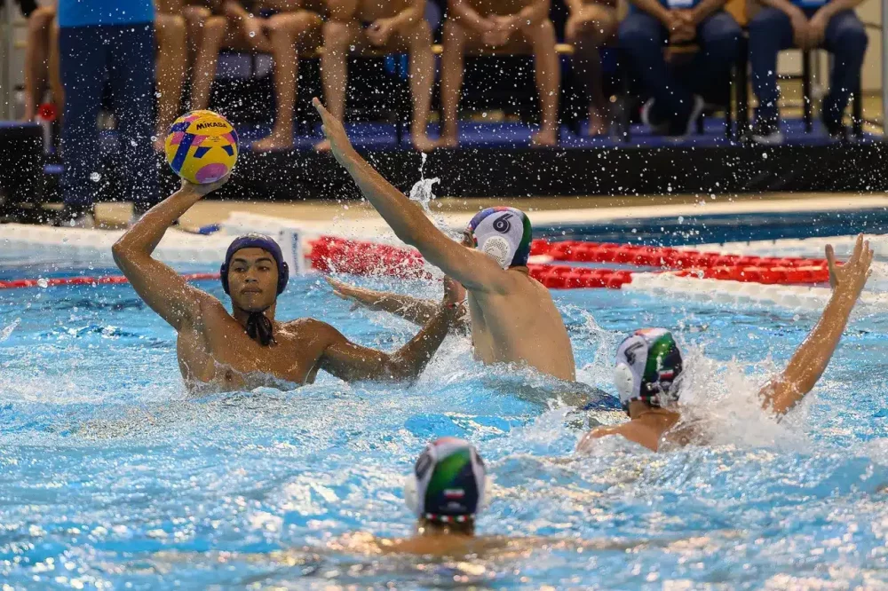Jogador do Brasil com a bola durante jogo contra o Peru no Mundial sub-20 de polo aquático, Alemanha