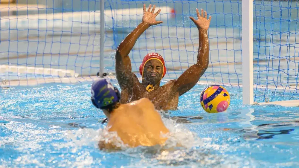 Jogador do Brasil chuta a bola contra goleiro da África do Sul no Mundial sub-20 de polo aquático