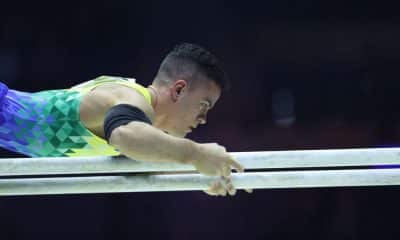 Caio Souza compete nas barras paralelas na Copa do Mundo de ginástica rítmica em Osijek na Croácia