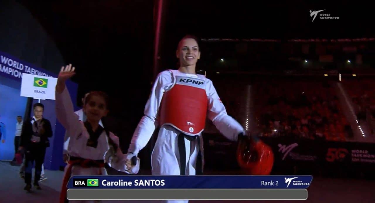 Caroline Santos se preparando para lutar no Mundial de taekwondo