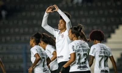 Jogadora do Corinthians faz coraçãozinho com as mãos para comemorar gol contra o Realidade Jovem no Paulistão Feminino