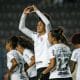 Jogadora do Corinthians faz coraçãozinho com as mãos para comemorar gol contra o Realidade Jovem no Paulistão Feminino