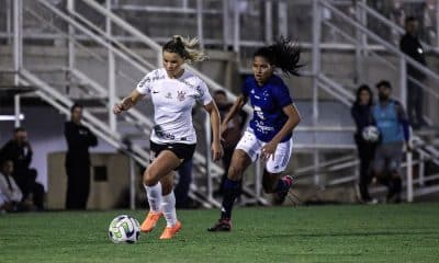 Jogadoras de Corinthians e Cruzeiro disputam bola em jogo do Campeonato Brasileiro Feminino ao vivo
