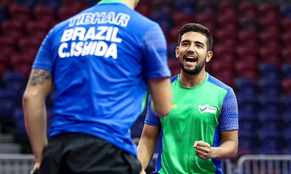 Atletas da equipe do Brasil comemoram ponto no Sul-Americano de tênis de mesa