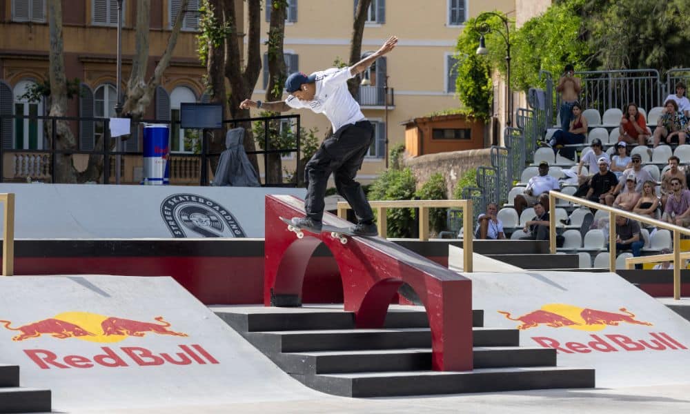 Felipe Gustavo faz manobra em corrimão no Pro Tour de Roma de skate street