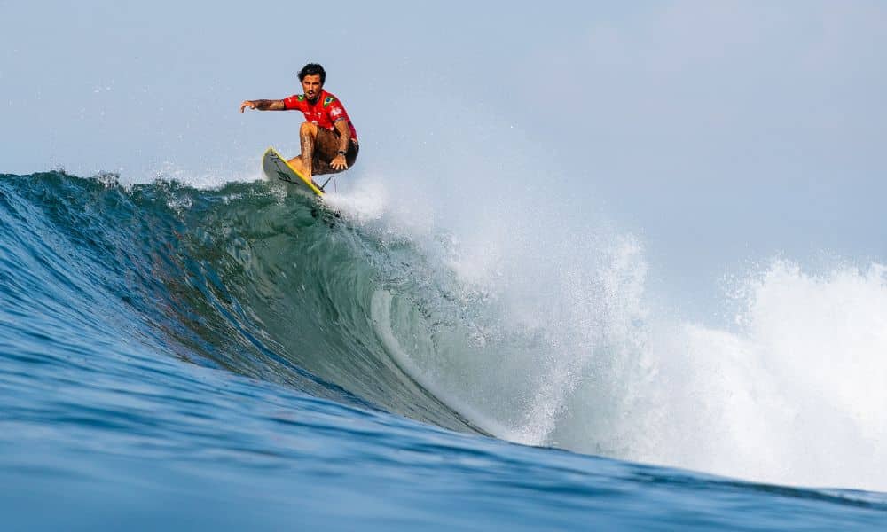 Filipe Toledo surfa no topo da onda em Surf City na WSL