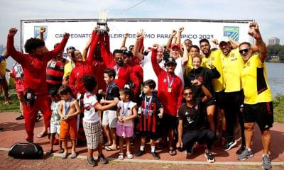 Delegação do Flamengo ergue o Troféu de campões gerais do Brasileiro de remo paralímpico