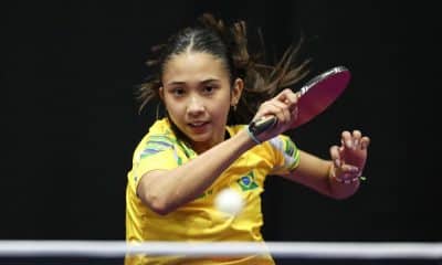 Giulia Takahashi rebate a bola em uma partida do Sul-Americano de tênis de mesa