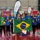 Atletas e comissão técnica da seleção feminina de goalball do Brasil posam para foto com as medalhas de ouro