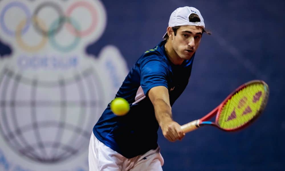 Gustavo Heide rebate bola com um backhande no Challenger de Palmas del Mar