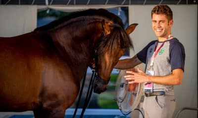 João Victor Oliva treina com seu cavalo antes do hipismo adestramento nos jogos olímpicos de tóquio 2020