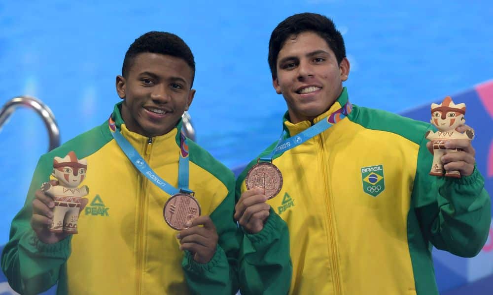 Isaac Souza e Kawan Pereira posam para foto com suas medalhas de bronze