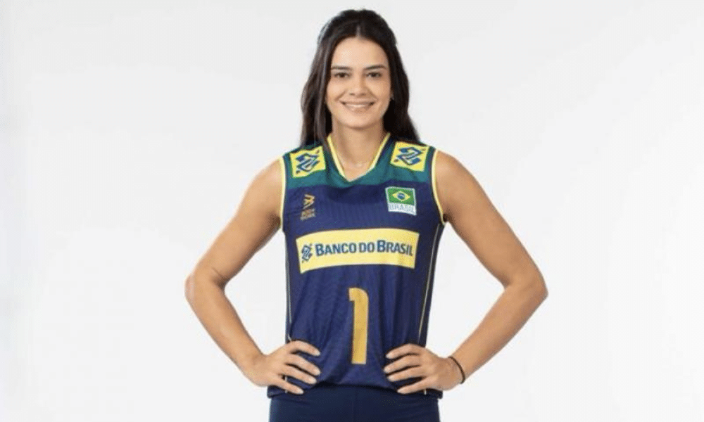 Lara Nobre posa para foto com camiseta azul da Seleção feminina de vôlei do Brasil na VNL