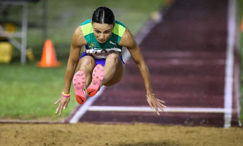 Letícia Oro Melo salta sobre caixa de areia