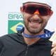 Lucas Verthein posa para foto segurando sua medalha de ouro do Campeonato Brasileiro de Remo