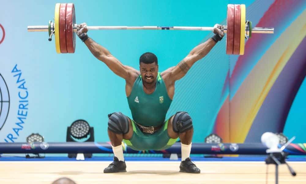 Marco Túlio Gregório carrega o halter com os pesos sobre sua cabeça. Ele competiu no Grand Prix de Havana em Cuba
