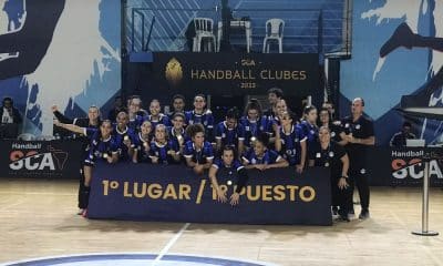 Jogadoras do Pinheiros comemoram título sobre o river plate no Sul-Centro Americano de Clubes de handebol feminino