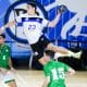 Atleta do Pinheiros salta para fazer chute em jogo do Sul-Centro Americano de handebol masculino