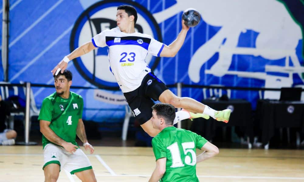 Atleta do Pinheiros salta para fazer chute em jogo do Sul-Centro Americano de handebol masculino