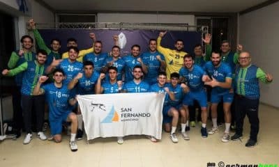 Equipe do San Fernando comemora vitória dsobre o Cascavel no Sul-Centro Americano de handebol