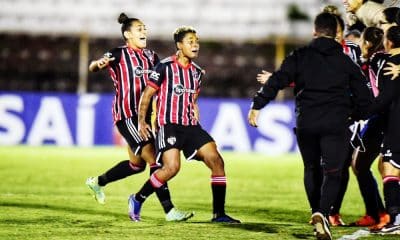 Jogadoras do São Paulo comemoram gol contra o Palmeiras no Paulistão Feminino