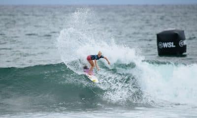 Tatiana Weston-Webb surfa em Surf City na WSL