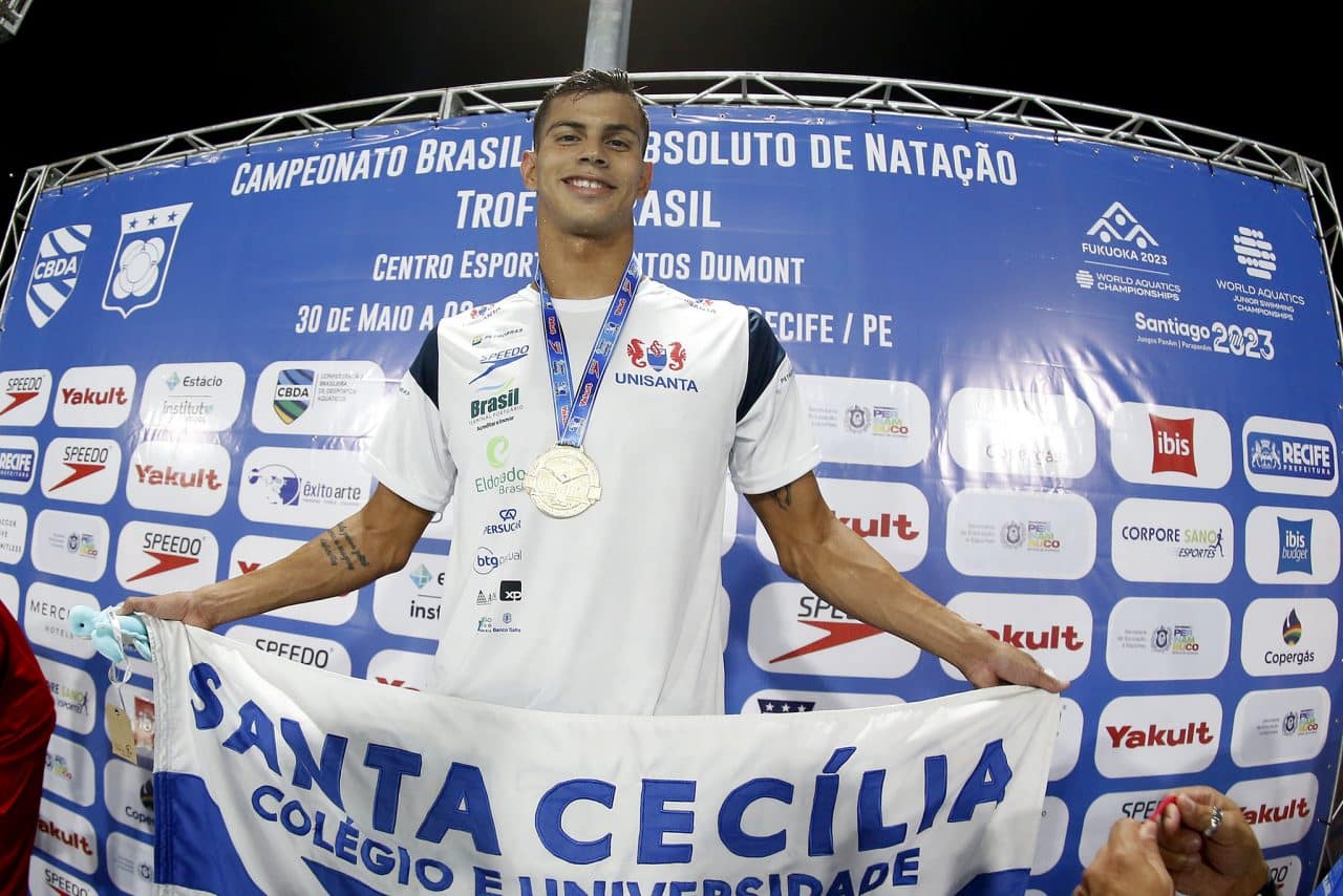 Guilherme Costa, o Cachorrão, com medalha nos 400m do Troféu Brasil de natação