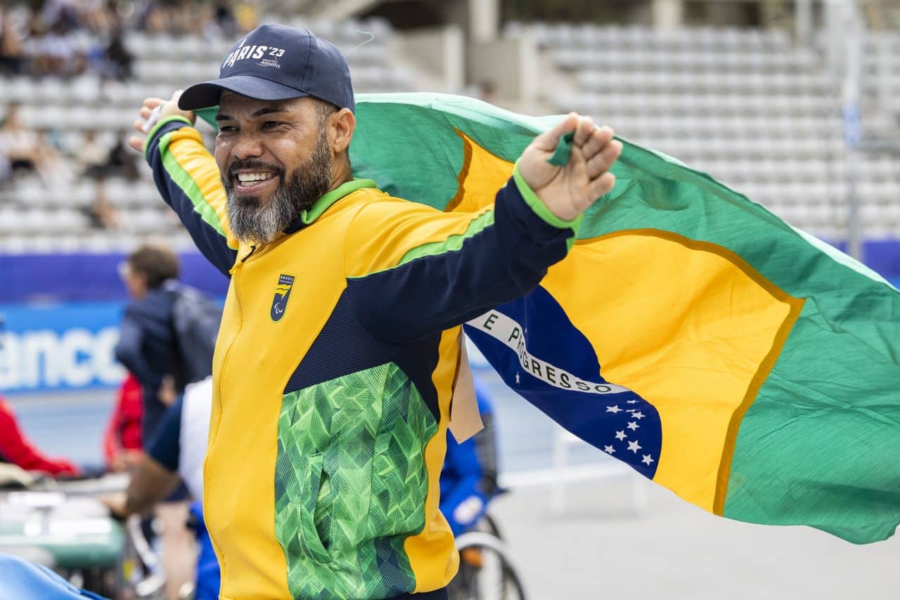 Claudiney Batista com a bandeira do Brasil após recorde e medalha no Mundial de atletismo paralímpico