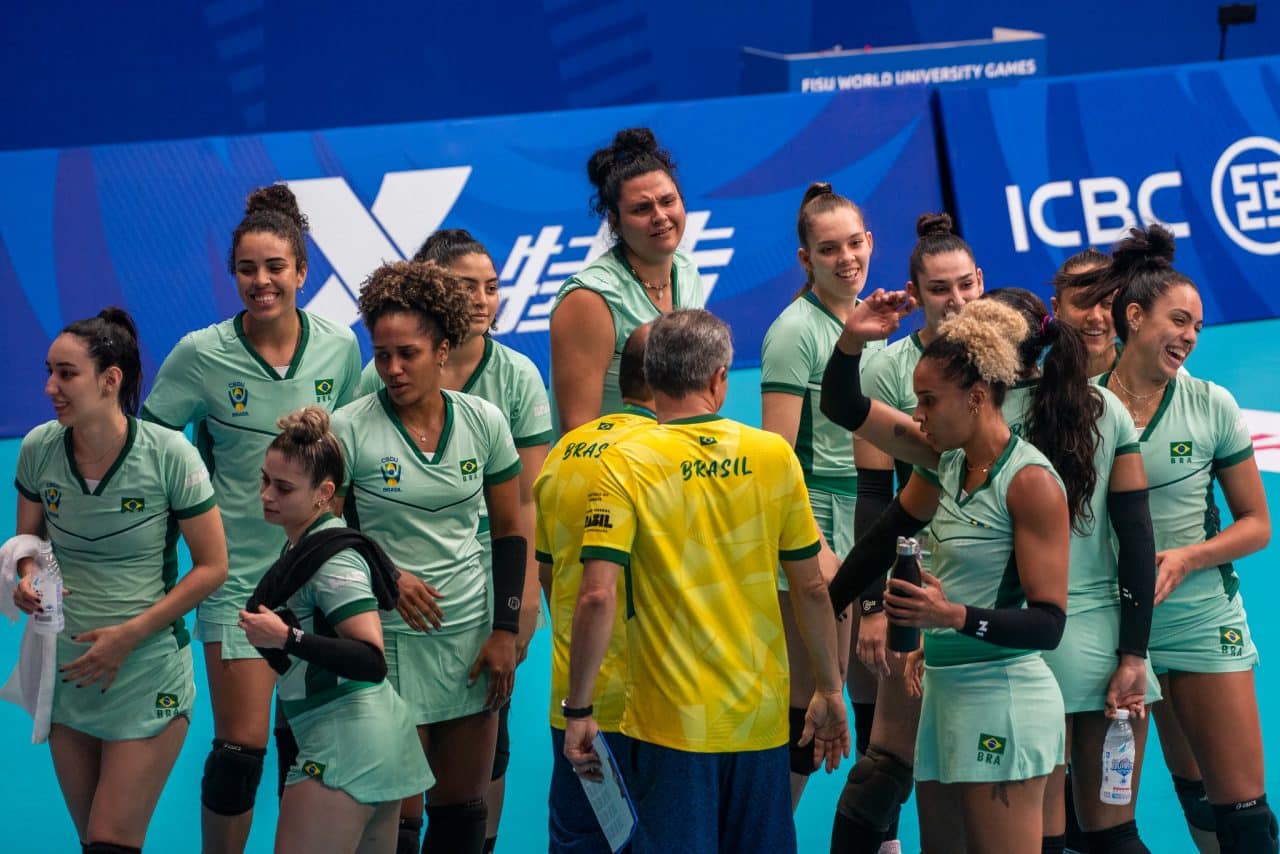 Jogadoras da seleção brasileira de vôlei feminino universitário antes da estreia em Chengdu-2021