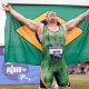 Alessandro Rodrigo da Silva ajoelhado e com a bandeira do Brasil após mais um título no Mundial de atletismo paralímpico