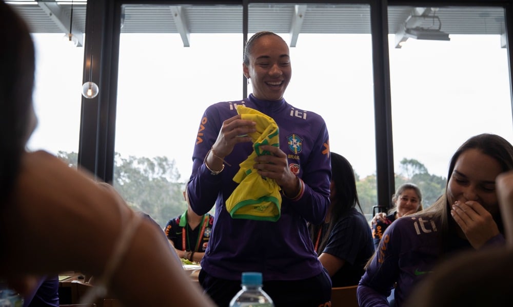 Aline sorri com camisa da Seleção que recebeu em despedida da Copa do Mundo Feminina