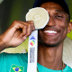 Alison dos Santos com a medalha no Mundial; ele voltará a competir nos 400m rasos na Diamond League da Silésia