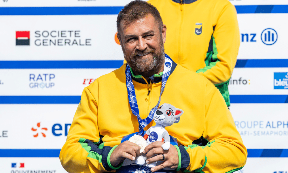 André Rocha com a medalha no Mundial de atletismo paralímpico após revisão
