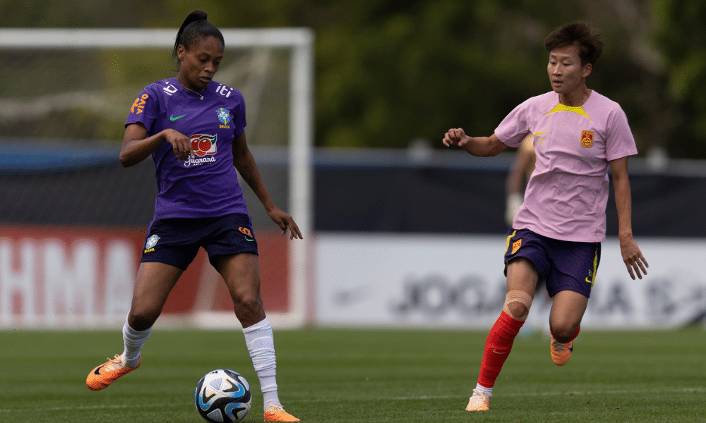 Ary Borges, do Brasil, domina bola e é marcada por atleta da China em jogo-treino antes da Copa do Mundo Feminina