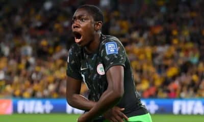 Asisat Oshoala, da Nigéria, tiranda a camisa após marcar contra Austrália pela Copa do Mundo Feminina