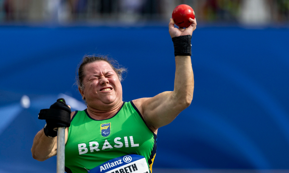 Beth Gomes durante quebra de recorde no arremesso de peso no Mundial de atletismo paralímpico em Paris