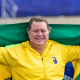 Beth Gomes emocionada e com a bandeira do Brasil após ouro no Mundial de atletismo paralímpico - recorde mundial Jogos Parapan-Americanos de Santiago-2023