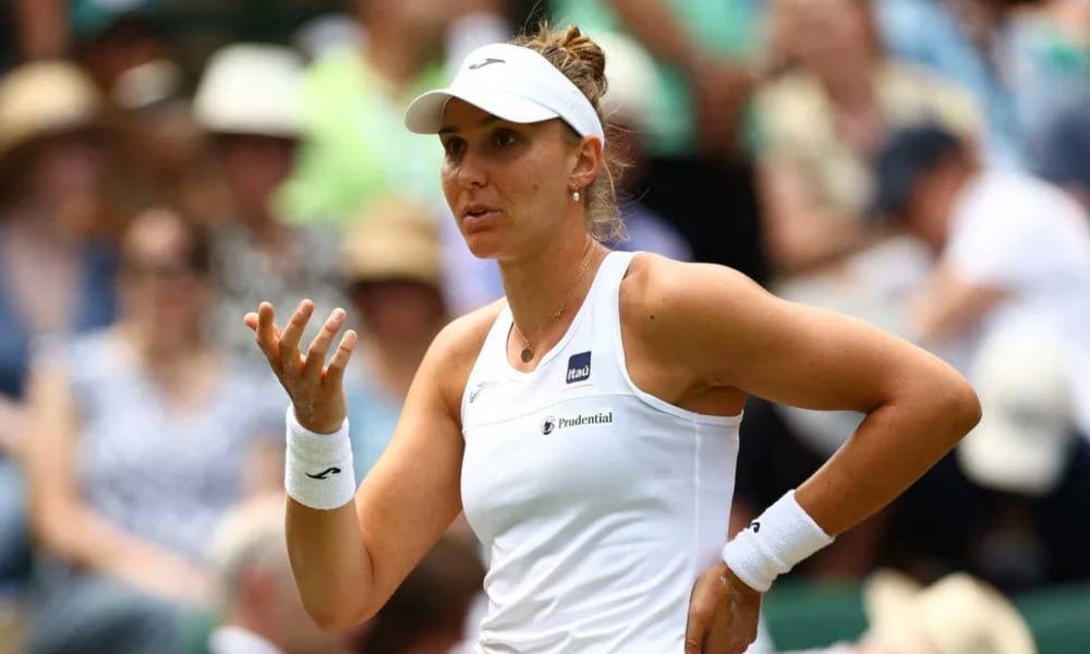 Bia Haddad Maia com as mãos nas costas em Wimbledon