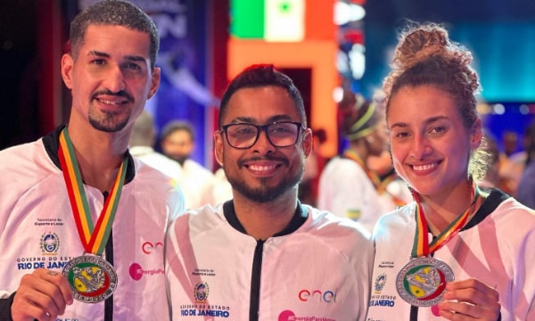 Na imagem, Edival Pontes e Milena Titoneli, do Brasil, com as medalhas conquistadas em Senegal.