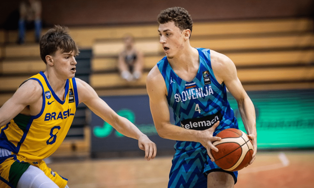 Brasil e Eslovênia se enfrentando no Mundial sub-19 de basquete