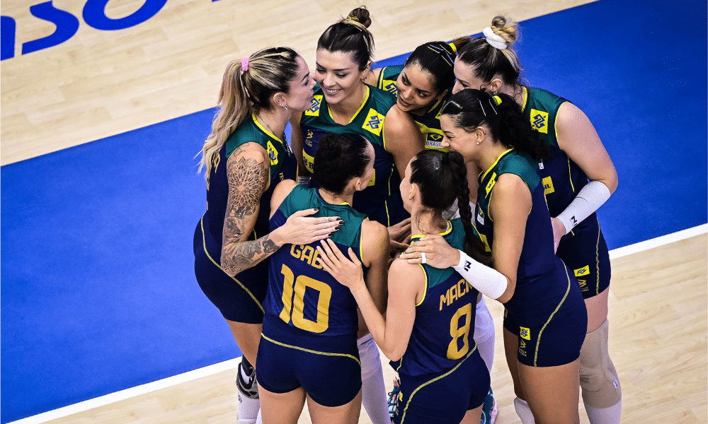 Jogadoras do Brasil no jogo contra a Tailândia na Liga das Nações de vôlei feminino