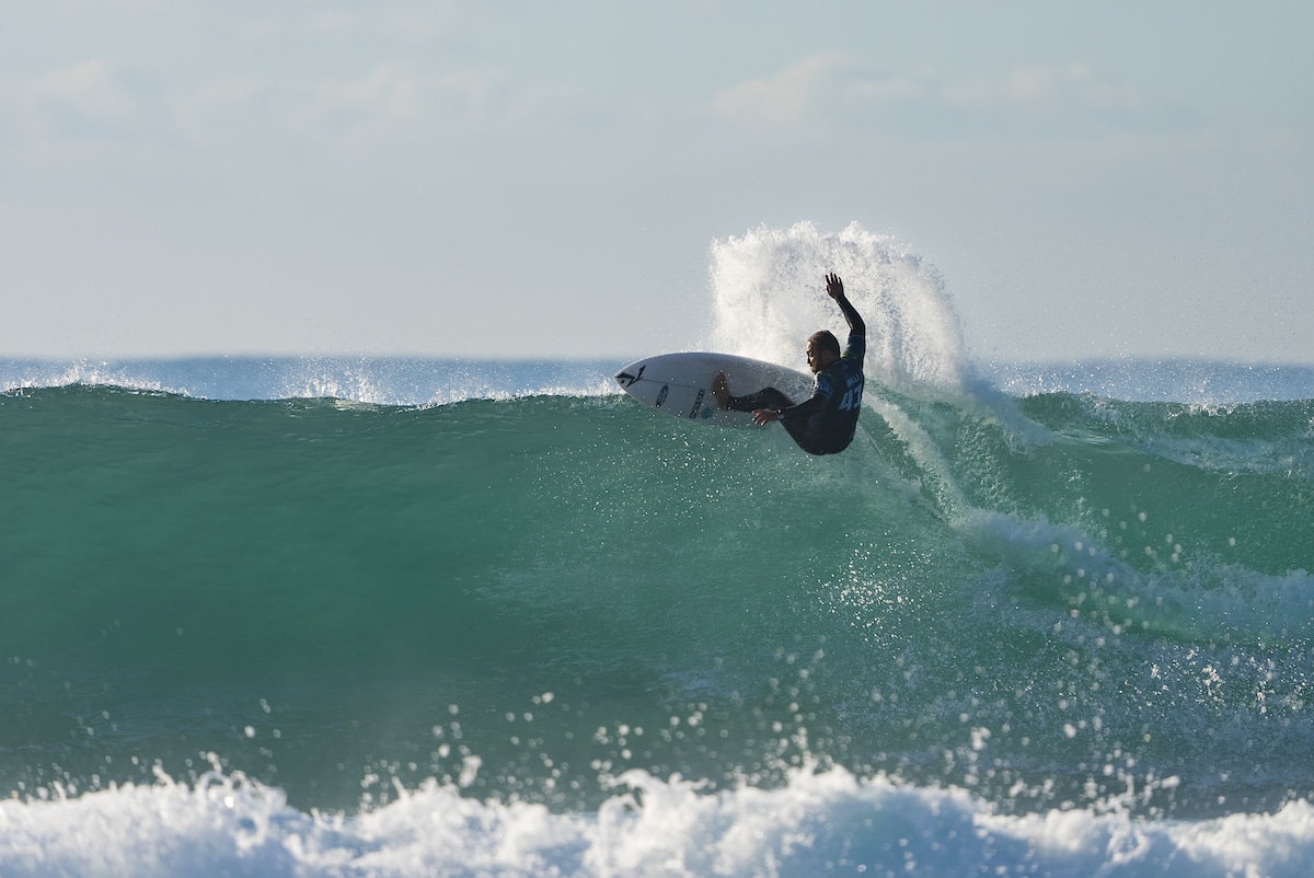 Caio Ibelli em ação na etapa de J-Bay da WSL, junto a Gabriel Medina e Yago Dora