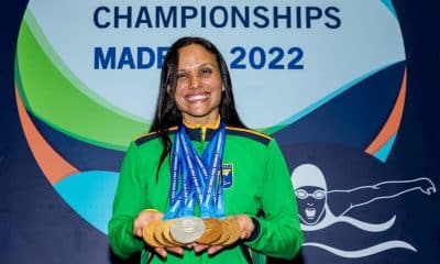 Na imagem, Carol Santiago exibindo as medalhas conquistadas no último Mundial de Natação Paralímpica.