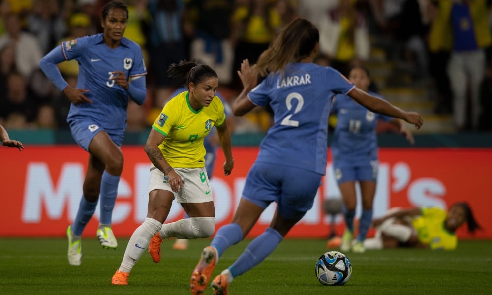 Debinha encaixotado pela marcação da França na Copa do Mundo Feminina