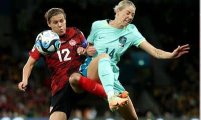 Disputa de bola na partida entre Canadá e Austrália, pela Copa do Mundo Feminina (Reprodução/Twitter/@CANWNT)