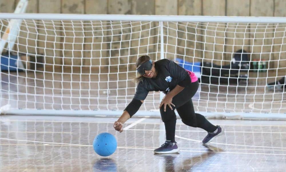 Claudia Amorim faz o arremesso com o braço direito e tem expressão de esforço no rosto (Foto: Renan Cacioli/CBDV)