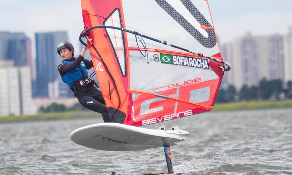 Brasileira Sofia Rocha, em ação na categoria IQFoil (Reprodução/Iate Clube de Brasília)