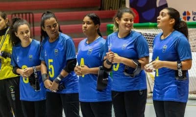 Natália, Kemilly, Grazi, Ana Beatriz e Amanda Braz estão perfiladas antes do início da semifinal no Mundial de Jovens. Elas usam camisa azul com detalhes e números em amarelo (Foto: Taba Benedicto/CBDV)